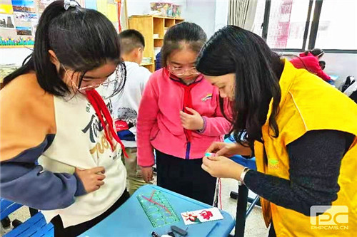 仙鹤门社区校站结合组织学生学手工衍纸画 (2).jpg