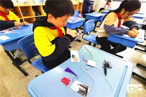 仙鹤门社区校站结合组织学生学手工衍纸画 (1).jpg