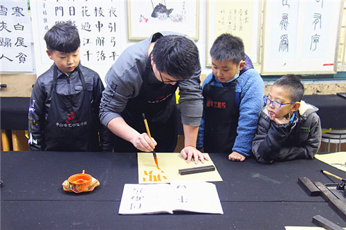 玄武湖街道关工委周未组织青少年学书法 (1)_副本.jpg