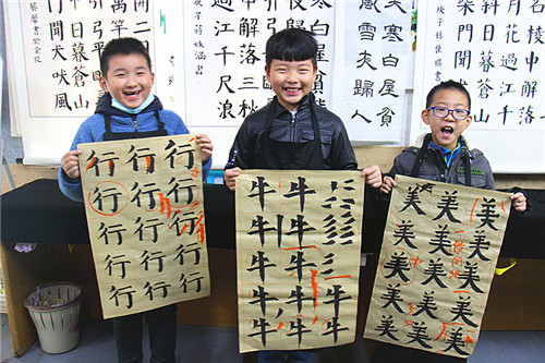 玄武湖街道关工委周未组织青少年学书法 (6)_副本.jpg