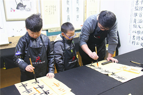 玄武湖街道关工委周未组织青少年学书法 (5)_副本.jpg