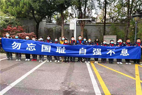 玄武湖街道关工委组织学生参加第七个国家公祭日活动 (1).jpg