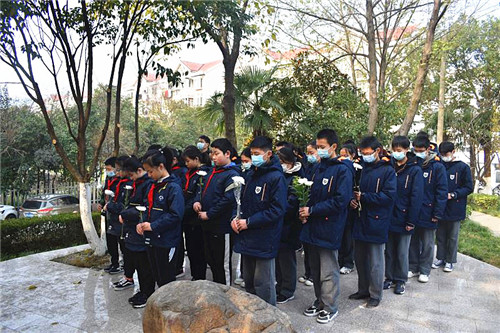 玄武湖街道关工委组织学生参加第七个国家公祭日活动 (2).jpg
