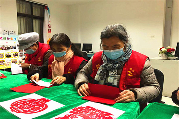 玄武区红领蓓蕾组织五老“学剪纸﹑庆元宵” (1).jpg