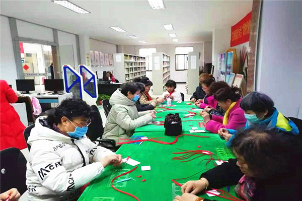 玄武湖街道关工委组织“五老”学衍纸艺术 (1).jpg