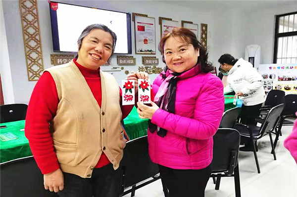 玄武湖街道关工委组织“五老”学衍纸艺术 (2).jpg