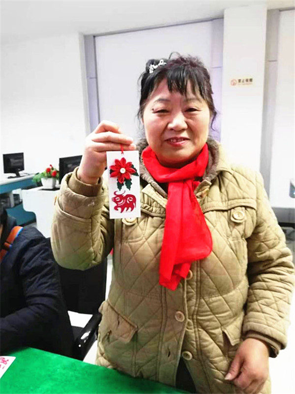 玄武湖街道关工委组织“五老”学衍纸艺术 (3).jpg