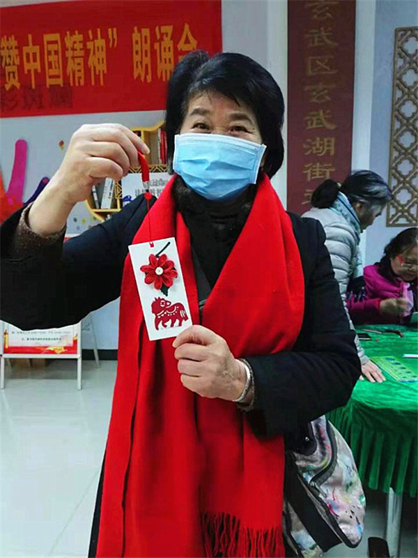 玄武湖街道关工委组织“五老”学衍纸艺术 (4).jpg