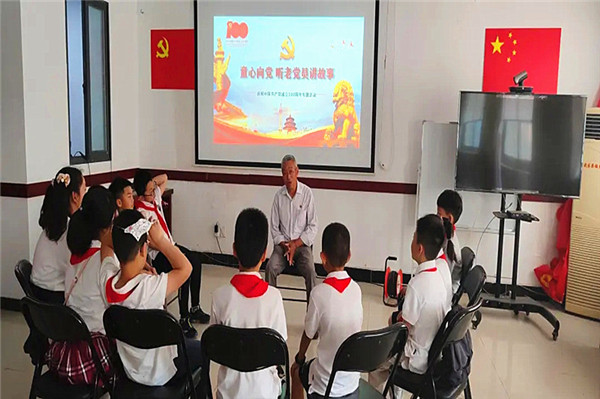 仙鹤门社区关工委老党员给青少年讲党史故事 (1).jpg