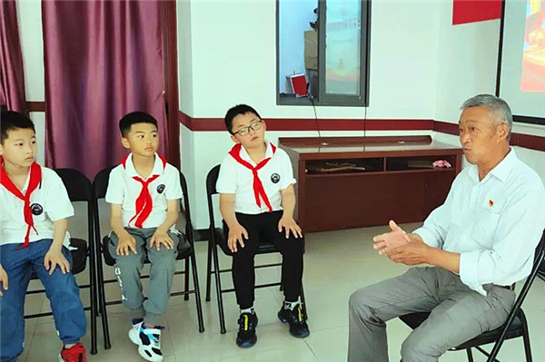 仙鹤门社区关工委老党员给青少年讲党史故事 (2).jpg