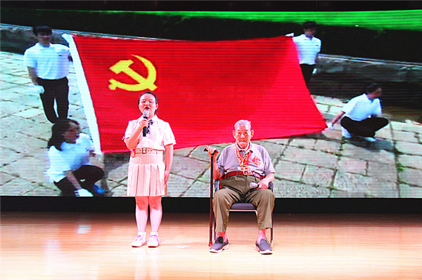 玄武区举办“童心永向党·筑梦新辉煌”老少同台演讲比赛 (5).jpg