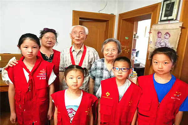 玄武湖街道关工委“大手牵小手﹑寻访老党员”活动 (1)_副本.jpg