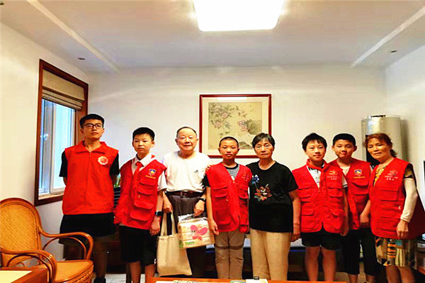 玄武湖街道关工委“大手牵小手﹑寻访老党员”活动 (2)_副本.jpg