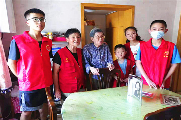 玄武湖街道关工委“大手牵小手﹑寻访老党员”活动 (4)_副本.jpg