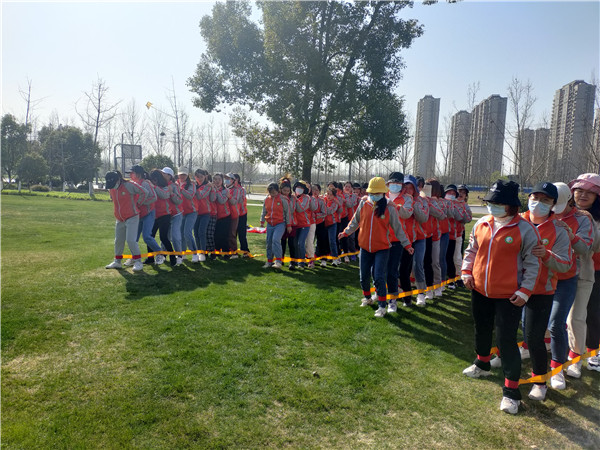 团建游戏“蜈蚣竞走”144747.jpg