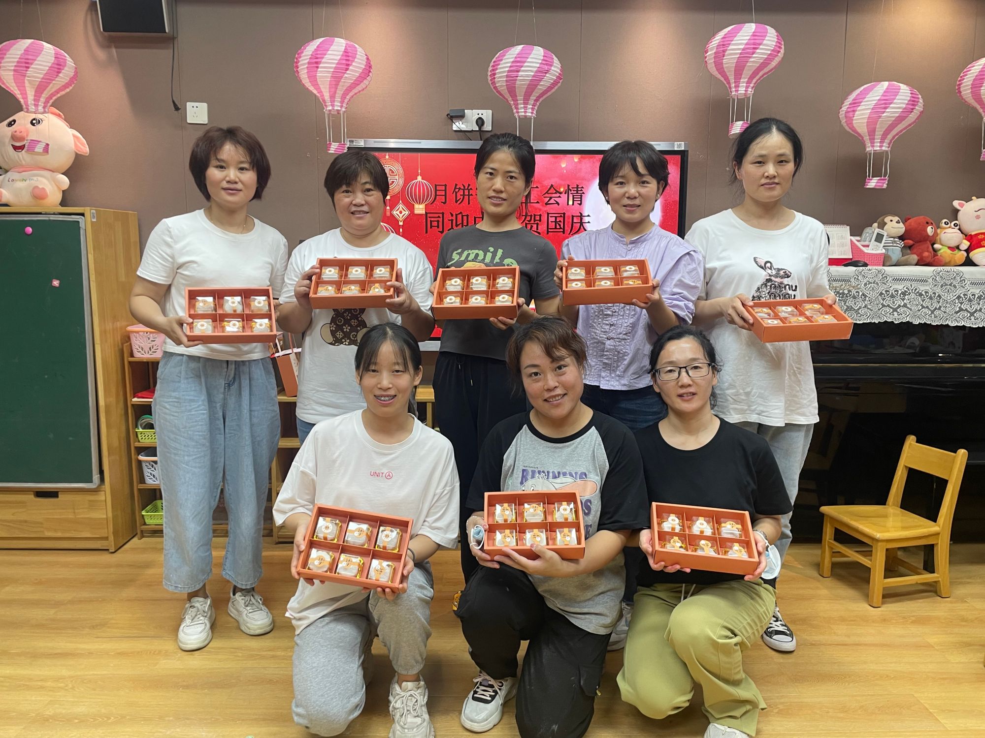 红星街幼儿园开展迎中秋，贺国庆工会活动.jpg