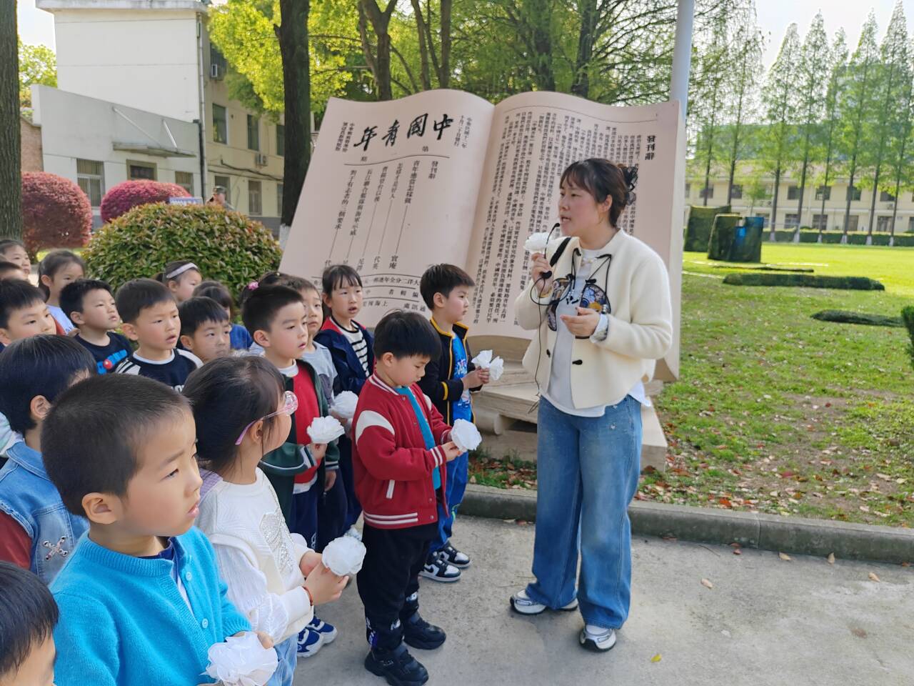 2024年4月10日沿河幼儿园大班年级组开展“缅怀先烈 致敬英雄”.jpg
