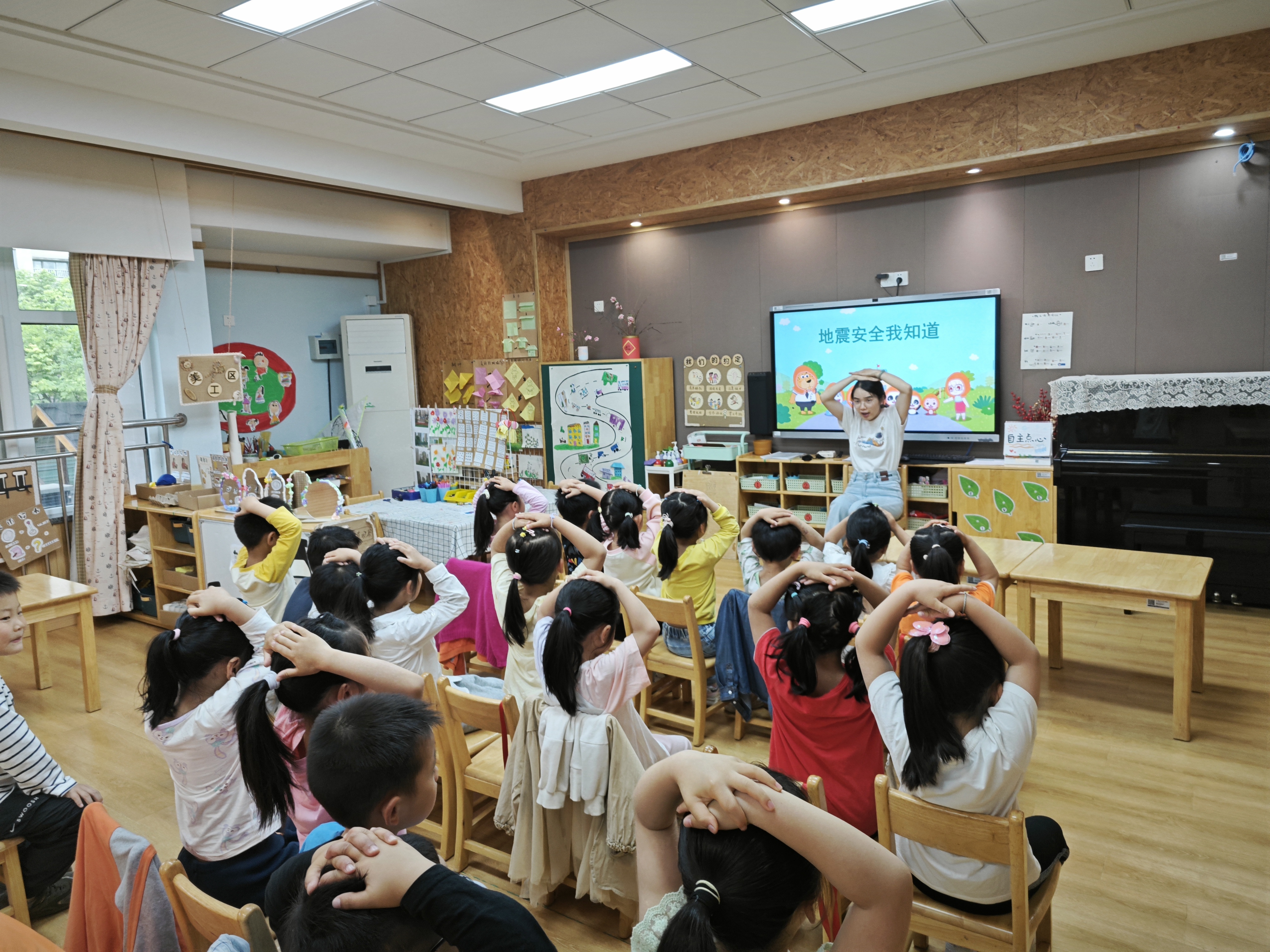 中二班安全教育.jpg