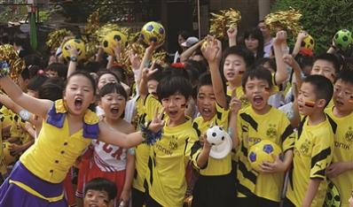 六一儿童节校园活动多 小学足球节举办“世界杯”